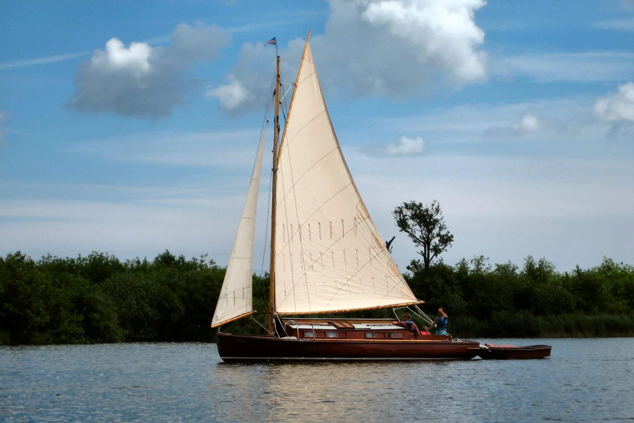 Hunter Fleet cabin yacht sailing. The same type of boat used for cabin conversion courses.